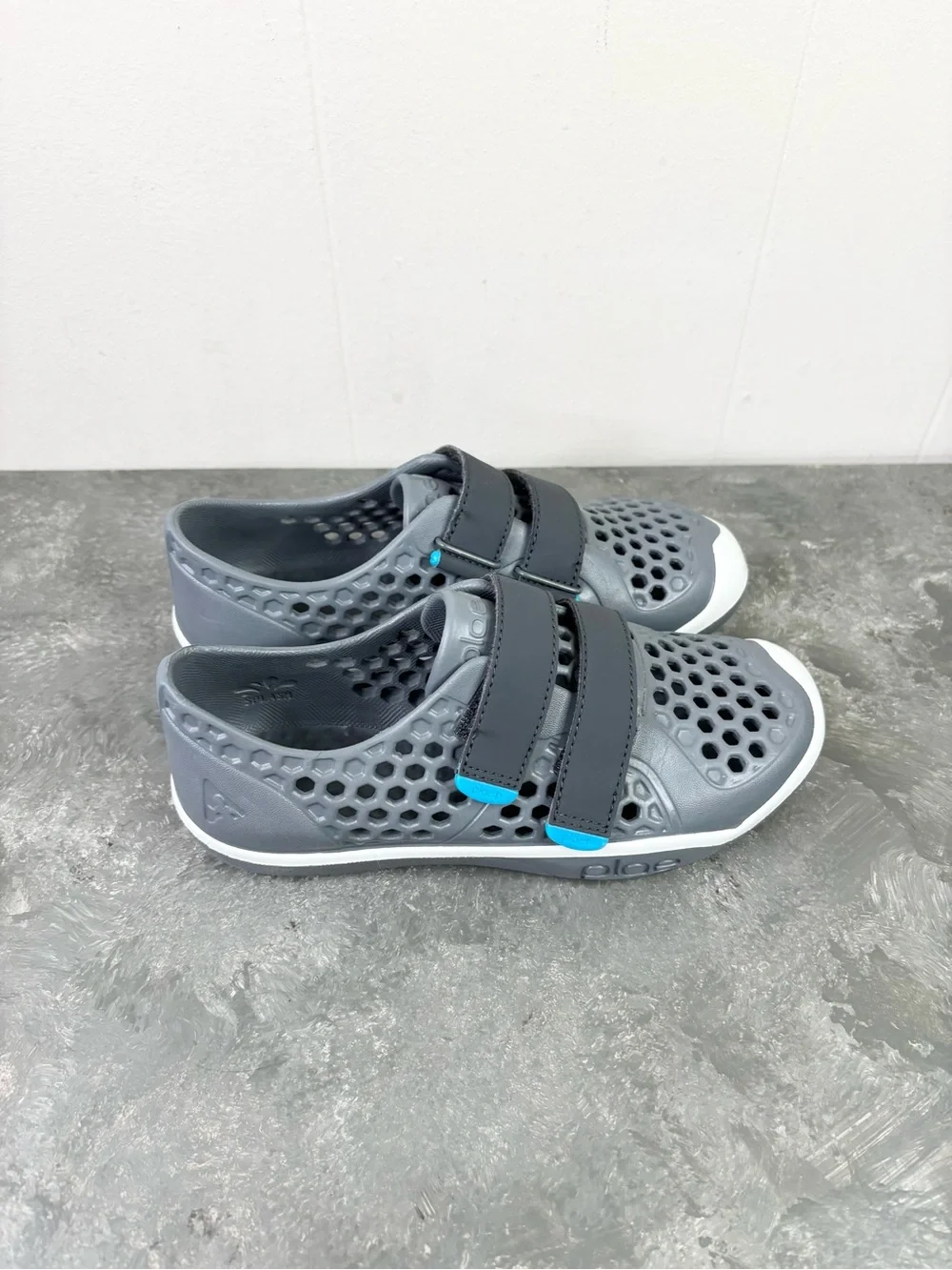 Plae mimo sneakers water shoes Velcro boys unisex size 2 youth